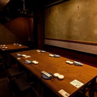 くつろぎの空間をテーマにデザイナーの手掛けた個室は様々な用途でご利用頂けます。お客様の様々なご要望にお答えさせて頂けますようお客様のシーンにあったお席へとスタッフがご案内いたします。扉付き完全個室席となっておりますのでごゆっくとお食事のひと時をお楽しみ頂けます。