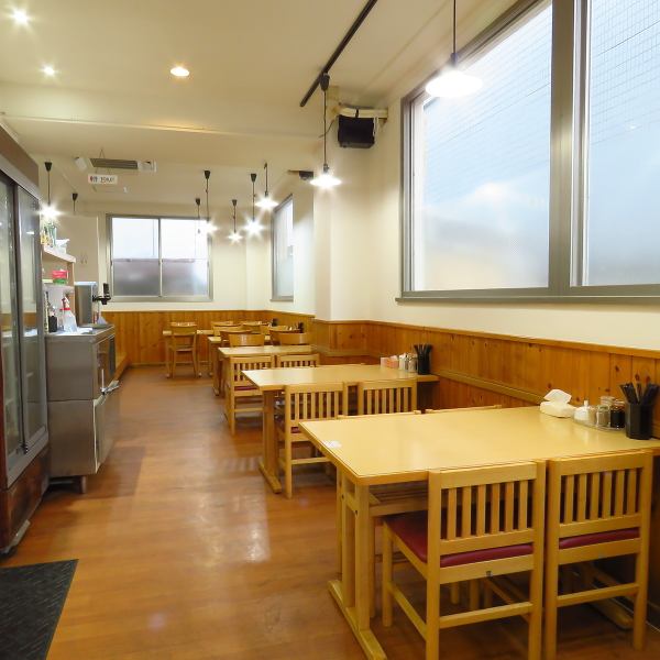 We have table seats that can accommodate up to 4 people!It is a reasonable size.Customers can sit comfortably and enjoy meals and conversation.You can maintain a private atmosphere as the distance between you and other people is maintained.