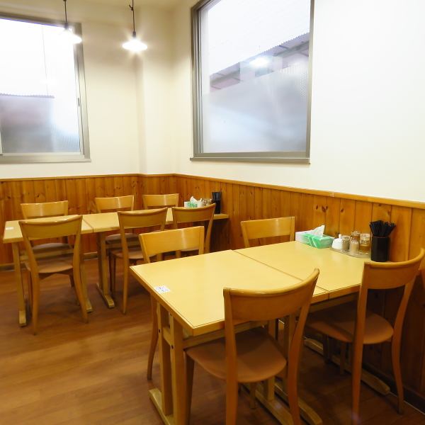 We also have seating for up to 6 people.The seating arrangement has been changed, making it ideal for group or family meals.At table seats, you can share food and enjoy multiple dishes at the same time, so you can try a variety of dishes and share your favorite dishes!
