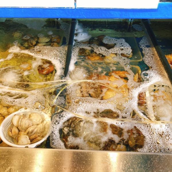 Providing live fish and shellfish that can be made because there is a fish cage.In addition, we will provide dishes that are particular about freshness by directly sending seasonal ingredients carefully selected from fishing ports and fishermen nationwide.