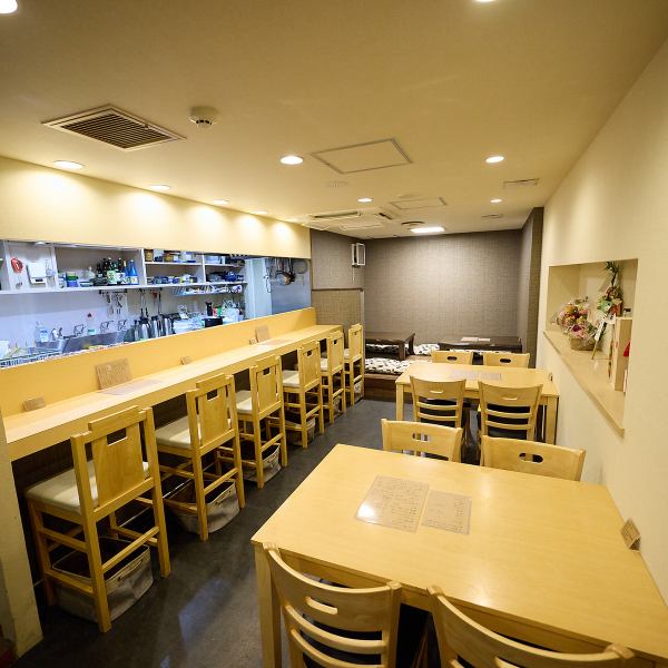 【2,4名テーブル×計4卓】ゆったり座れるテーブル席と小上がり席をご用意しております！会社の同僚や女子会、仲間内など、ご家族でのご利用も◎様々なシーンでご利用ください。店内のアットホームな雰囲気を愉しみながら、落ち着いた時間をお過ごしいただけます。