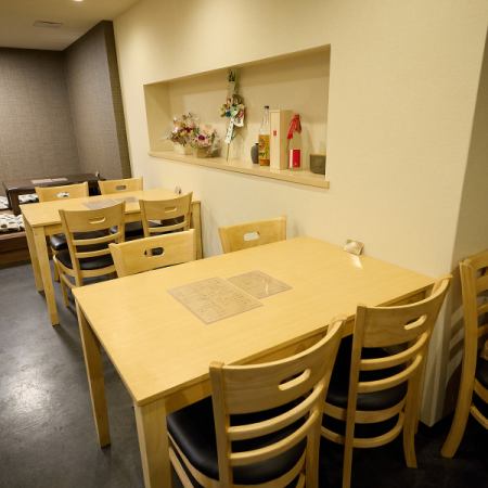 テーブル席4名×2卓ご用意しております◎