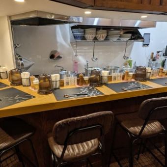 1階は1～2名様利用にぴったりのカウンター席。目の前で料理が仕上がる素敵な時間をどうぞ！