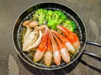 紅ずわい蟹爪のアヒージョ