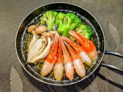 紅ずわい蟹爪のアヒージョ