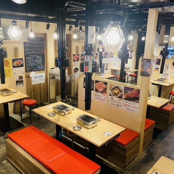 普段着でも気軽に入れる雰囲気のお店です。卓上にガスコンロというくつろぎテイスト。コンロはお店のコンセプトにこだわり廃盤のコンロを復刻したレア物です！