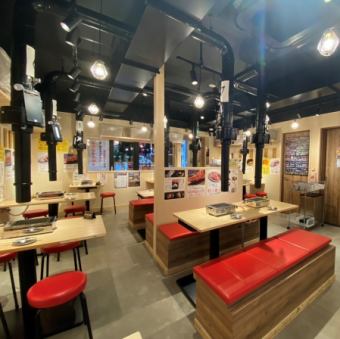 お席のご予約は承っております！様々な飲み会シーンやお食事にご対応致します♪店内に広がるお肉の香りが食欲を増します！いつもとは違った空間でのお食事をお愉しみくださいませ！