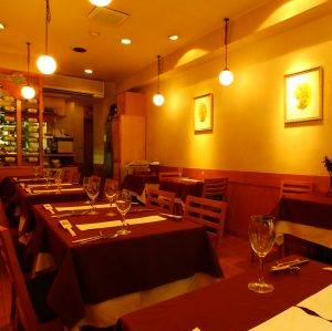 We have four pairs of table seats for 4 people.Because we are moderately open to the neighboring space, you can enjoy your meal relaxedly.