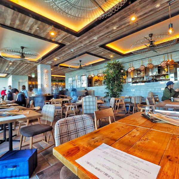 餐廳內部綠樹成蔭，輕柔的背景音樂讓人忘卻日常生活，在露台上可以在海邊享受優雅的餐點，猶如洛杉磯的餐廳。