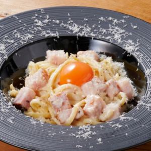 濃厚チーズカルボナーラ 濃厚卵のせ
