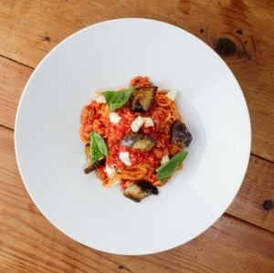 イタリアンソーセージと茄子のトマトパスタ　モッツァレラ添え