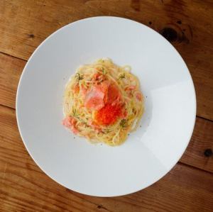 スモークサーモンのレモンクリームパスタ　ハーブの香り