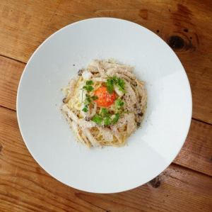きのこたっぷり蒸し鶏と濃厚卵の親子パスタ　トリュフ風味
