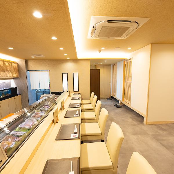 【安心して楽しめる空間】店内は木のぬくもりが感じられ、和モダンな雰囲気が漂います。カウンター席や個室があり、友人やご家族との食事に最適です。個室は掘りごたつで最大6名様までご利用いただけます。お子様連れのお客様も安心してご利用いただけます。落ち着きのある空間でゆったりとお食事をお楽しみ下さい♪