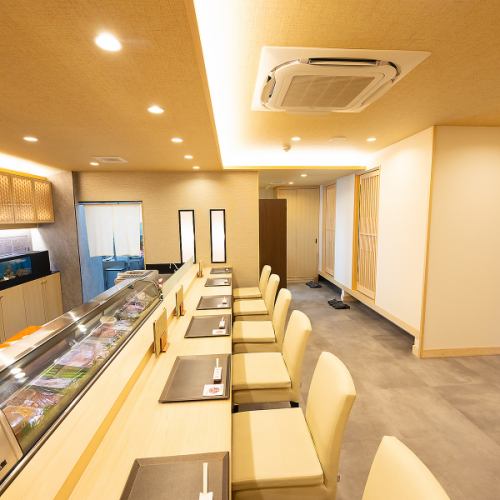 <p>【安心して楽しめる空間】店内は木のぬくもりが感じられ、和モダンな雰囲気が漂います。カウンター席や個室があり、友人やご家族との食事に最適です。個室は掘りごたつで最大6名様までご利用いただけます。お子様連れのお客様も安心してご利用いただけます。落ち着きのある空間でゆったりとお食事をお楽しみ下さい♪</p>