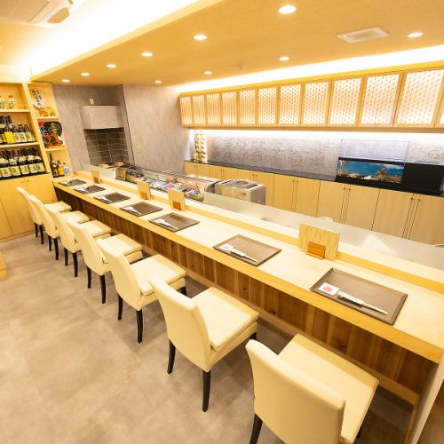 <p>【カウンター席】木のぬくもりが漂い、カウンター席では大将との会話を楽しみながら、ゆったりとお食事を楽しめます。友人やご家族と横並びで食事を楽しめ、ライブ感覚でお料理の完成を楽しむことができます。落ち着きのある空間で、ゆったりと寛げる至福のひとときをお過ごしください☆</p>