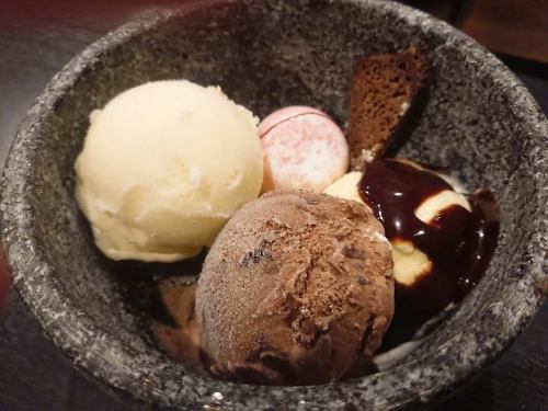 Assortment of three types of stone-grilled ice cream