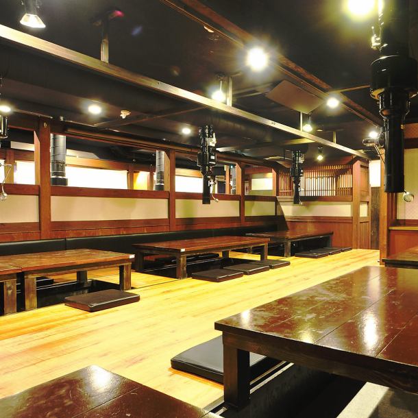 お座敷(掘りごたつ)とテーブルと合わせれば、最大80名様までの大型宴会もOK！大人数でも皆様でワイワイとお楽しみいただけます。