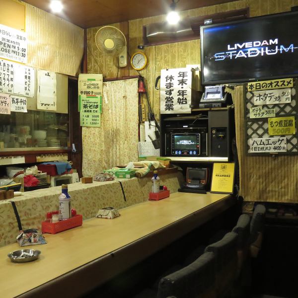 カウンター10席用意。気軽に一杯、お座敷でゆったり、そしてカラオケ完備で飲んで歌って盛り上がれる、楽しさ満点の空間です！