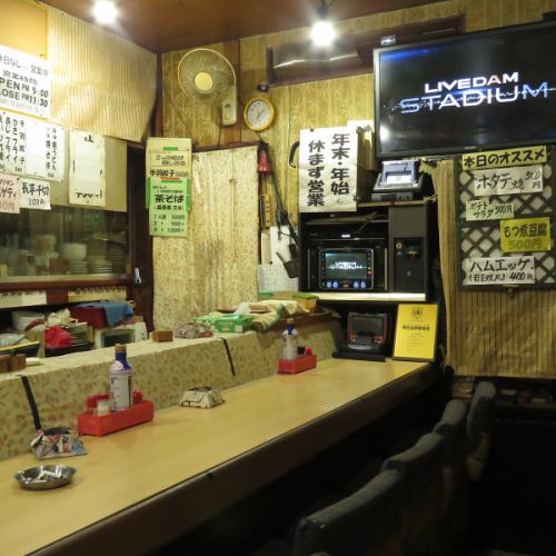 <p>カウンター10席用意。気軽に一杯、お座敷でゆったり、そしてカラオケ完備で飲んで歌って盛り上がれる、楽しさ満点の空間です！</p>