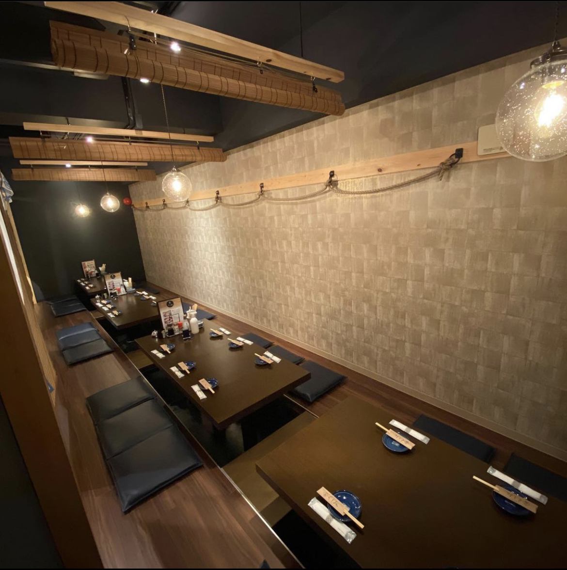 [Semi-private room: digging seats (2 to 6 people x 4 tables)] A modern interior that combines a relaxed Japanese taste with a sophisticated interior in a luxurious Japanese modern space.* It will be a partition by blinds.