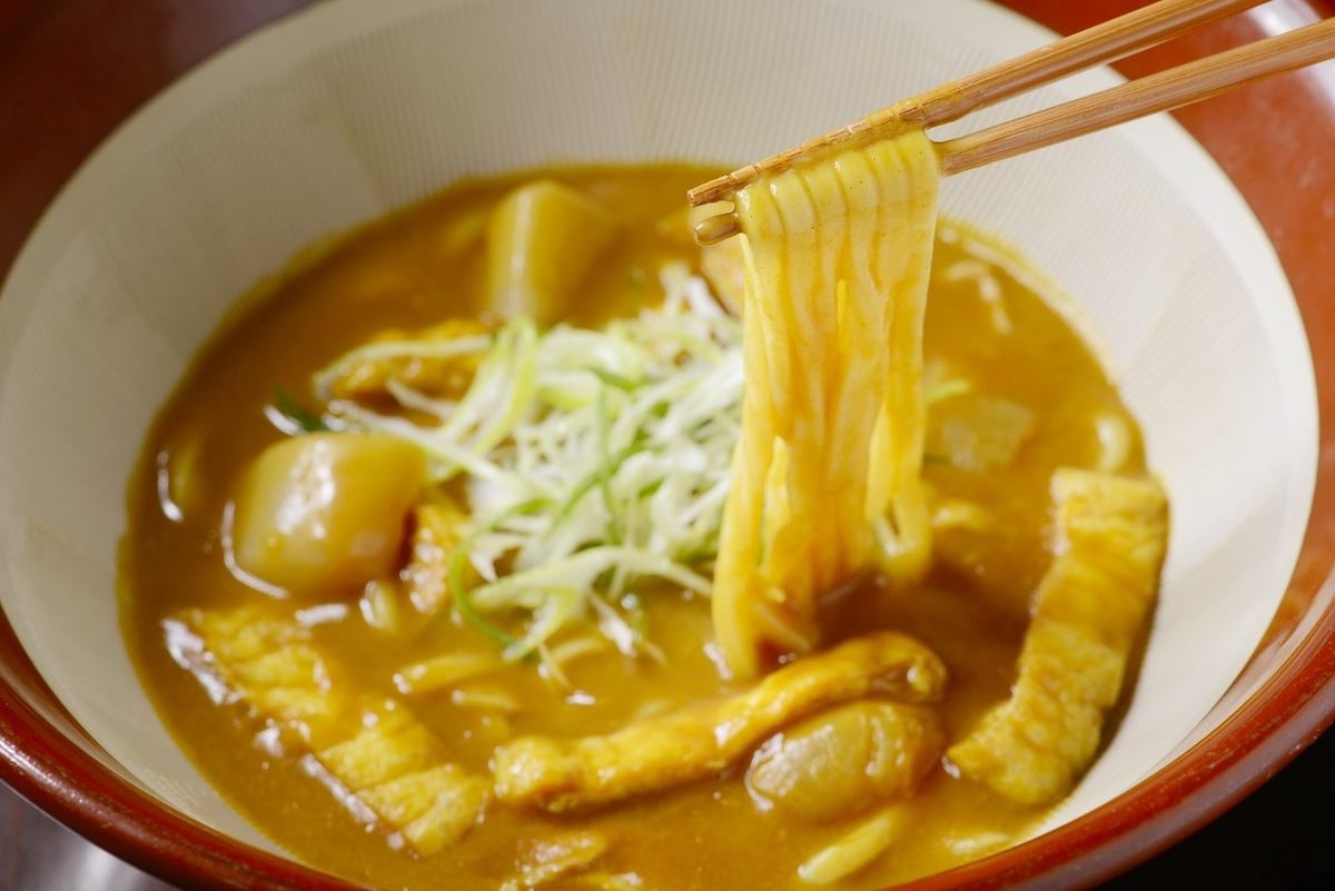 [Curry Miyako Soba] based on our proud oden soup, the umami that exudes from the oden ingredients and the umami of the original spices are exquisitely combined, and you can feel the deep richness even in the lightness. ♪