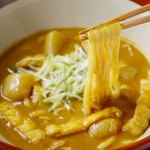 自豪的咖喱宫古荞麦面，采用关东煮高汤制成