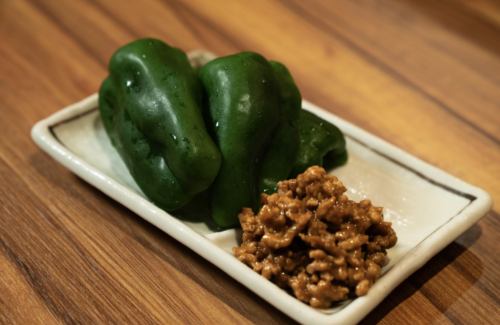 Crispy green peppers and meat with miso sauce