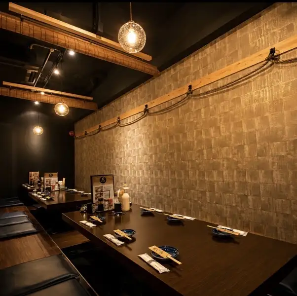 The interior of the restaurant combines a calming Japanese aesthetic with sophisticated decor, creating a modern atmosphere.Our sunken seating area, which can be arranged to suit the number of people in your party, can also be partitioned with bamboo blinds between tables, allowing you to enjoy your meal in privacy.Enjoy our signature kushikatsu (deep-fried skewers) and oden (Japanese stew) in a luxurious setting!