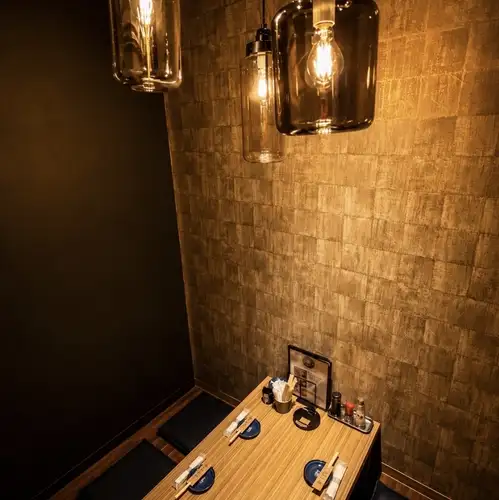 <p>Our private rooms can accommodate up to 5 people.In a sophisticated, modern Japanese space illuminated by stylish lighting, you can relax and enjoy a completely private time with close friends without worrying about your surroundings.The sunken seating area is incredibly comfortable!</p>