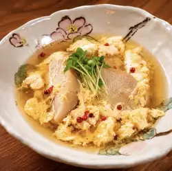 小麥麵筋和雞蛋菜餚