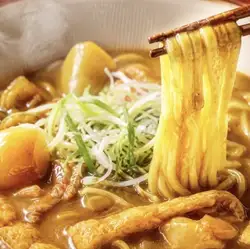 我們引以為傲的咖哩宮古蕎麥麵,採用關東煮高湯烹調而成。