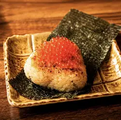 烤飯糰,上面放有鮭魚籽。