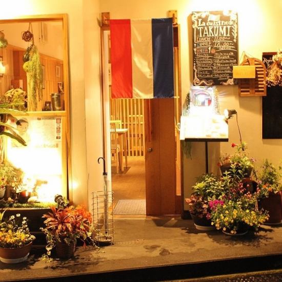 3 minutes on foot from "New Shizuoka Station Senoba".You can enjoy authentic French in a stylish space!