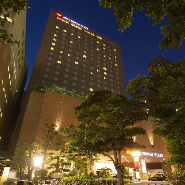 【立地も最高！ANAクラウンプラザホテル屋上】平和大通り沿いで便利な立地で、お仕事帰りにもお気軽にお立ち寄りいただけます。飲み放題付のセットプランのほか、アラカルトメニューも豊富にご用意しております。