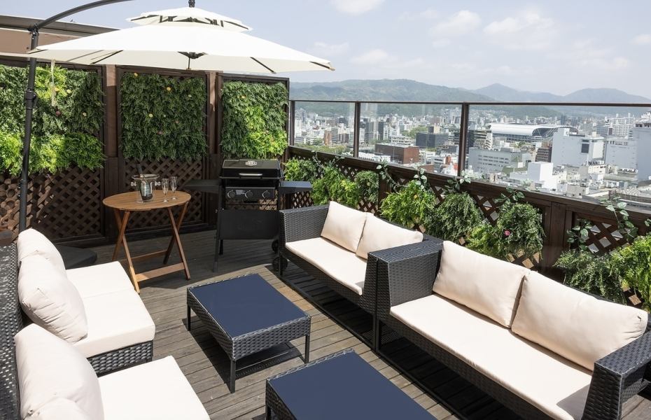 【オープンエアでリフレッシュ】屋上ならではの開放的なルーフトップ・ビアガーデンでPOPでエキサイティングな楽しいひとときをお楽しみいただけます。夜空の下で最高に弾けるアーバンナイトをお楽しみください。