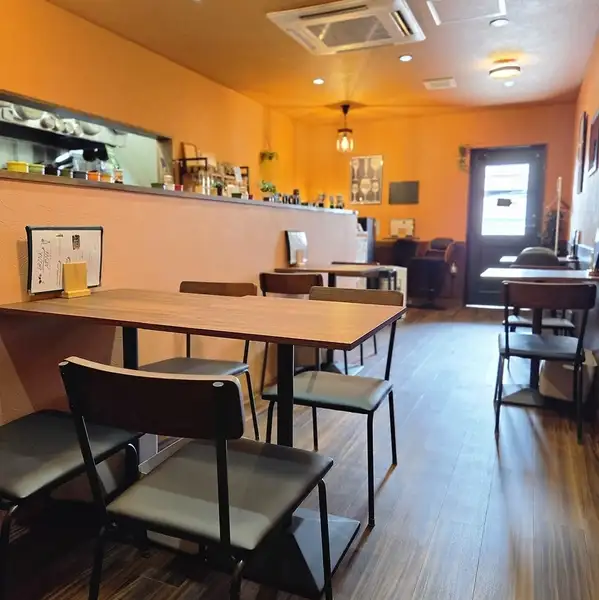 木目の温もりを感じる店内は、ご夫婦のこだわりが詰まったアットホームな隠れ家空間◎まるで友人の家に招かれたかのようなホッと落ち着く雰囲気が漂います!日常の喧騒を忘れて、ゆったりとした特別な時間を過ごしたい日にぴったりの空間です◎