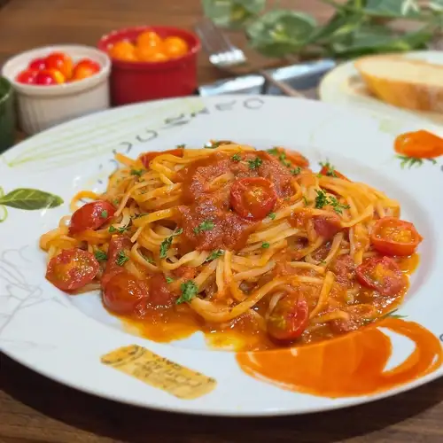 フレッシュトマトのナポリ風パスタ