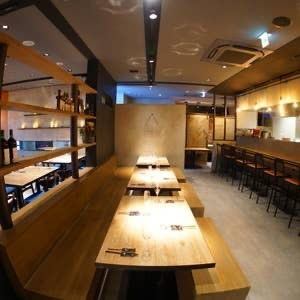 木材と黒を基調とした落ち着いた空間で、オープンキッチンを囲むカウンター席は特別な雰囲気が魅力。目の前でシェフの調理風景を眺めながら、ゆったりと大人のひとときをお過ごしいただけます。開放感あふれる店内からは、夜には渋谷の美しい夜景も楽しめます。友人との食事や大切な方とのデートに最適です◎