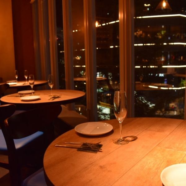 広々としたテーブル席は、開放感あふれる特別な雰囲気の中で、友人やご家族とのお食事にぴったり。ランチ女子会や各種パーティーなど、幅広いシーンでご利用いただけます。落ち着いた木材と黒を基調とした内装が心地よく、夜にはきらめく渋谷の夜景も楽しめるため、特別な日のお祝いにもぴったりです！