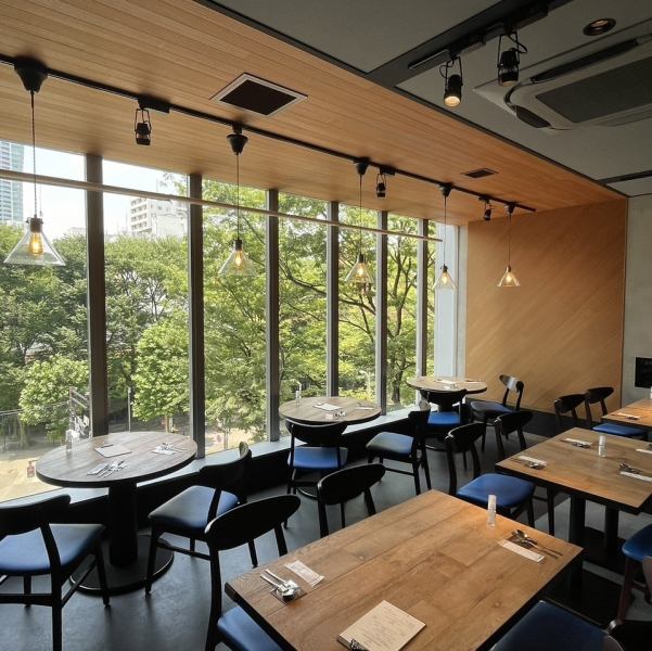 昼夜さまざまな表情を見せる渋谷の景観をお楽しみいただける、開放感あふれる店内。木材と黒を基調とした落ち着いた空間は、特別なパーティーにもおすすめです。20名～60名様で貸切も可能で、結婚式の二次会などにもぴったり。20万円～ご相談を承っておりますので、事前にお電話にてお問い合わせください。