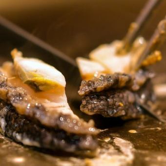 12月23日起供应午餐：【虾夷鲍鱼及A5级飞驒牛肉铁板烧，共7道菜】鲍鱼肝黄油酱等，售价12,650日元