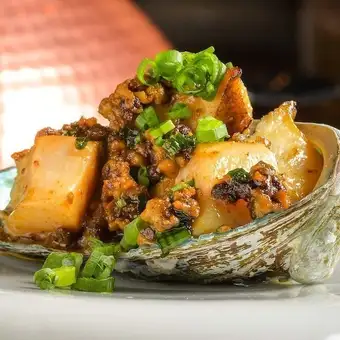 【七道菜铁板烧盛宴】包含A5级炙烤寿司、黄油酱虾夷鲍鱼、特级飞驒牛排等。19,250日元