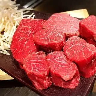 【限定夏多布里昂牛排套餐】包含鹅肝、鲍鱼、龙虾等7道菜——38,500日元（含税）