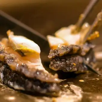 ◆午餐【虾夷鲍鱼＆A5飞騨牛铁板烧～共7道菜】鲍鱼肝黄油酱等12,650日元