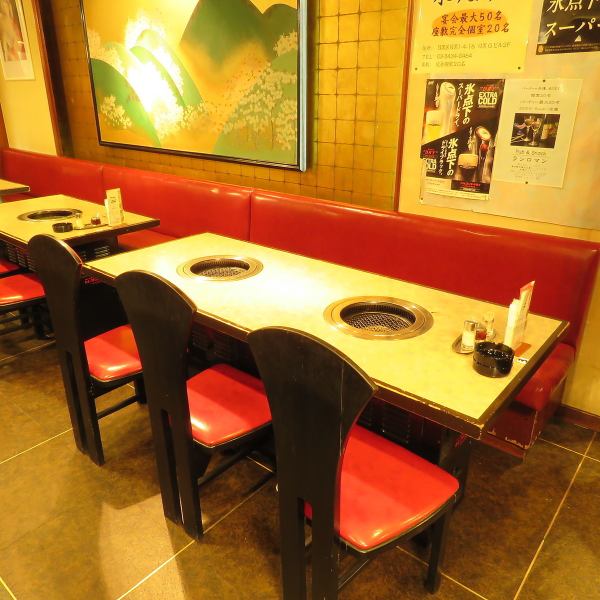 [50个座位（桌）]我们可以容纳小型到大型团体的宴会！餐厅内部是一个开放的空间，您和周围的空间之间有足够的空间。墙上的画也能让人了解君美园的历史。从庆祝活动到休闲酒会，请使用它。赤坂/赤坂见附/宴会/欢送会/欢迎会/酒会/韩国料理/女子会/五花肉/烤肉