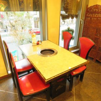 We also have table seats that can be used by small groups.You can talk without hesitation because they are close to each other! It is a perfect seat for birthdays, girls-only gatherings, joint parties, banquets ♪ It is popular with people of all ages, so please use it according to the scene!