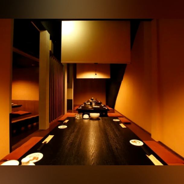 ロールカーテンで仕切れる個室をご用意しております。4名様用・6名様用の個室があり、6名様用個室は2部屋ご用意。ロールカーテンを外せば、最大16名様までご利用可能な個室としてご案内いたします。少人数での飲み会や女子会から、会社宴会・歓送迎会まで幅広いシーンに対応しております。