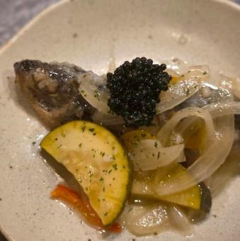 沙丁鱼和时令蔬菜的腌制