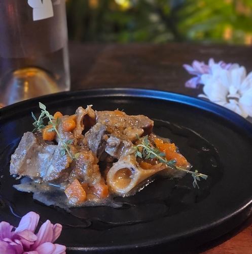 白葡萄酒炖带骨羊肉